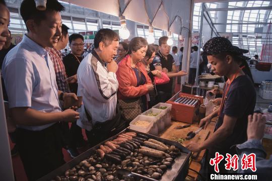 臺灣最知名的“士林夜市”、“花園夜市”被原汁原味地搬進海交會。　李南軒 攝