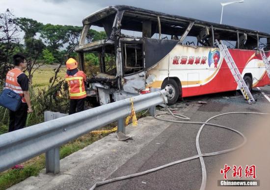 7月19日，一輛載有大陸旅行團的遊覽車在臺灣桃園撞路肩護欄起火。臺灣媒體報道及“公路總局”等多個消息來源指，意外造成車上26人全部罹難。臺灣方面旅遊主管部門“觀光局”證實，車上24名旅客為來自大陸遼寧的旅遊團，另有臺灣司機、導遊各一人。 <a target='_blank' href='http://big5.chinataiwan.cn/gate/big5/www.chinanews.com/'><p  align=