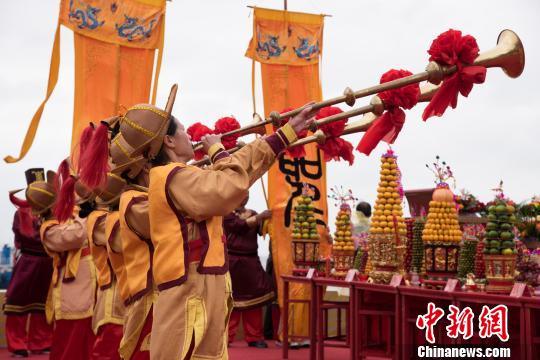 下午3時，海祭媽祖大典正式開始。鼓樂齊鳴，擂鼓三通，禮炮九響，海螺長鳴。　李南軒 攝