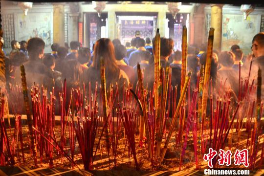 圖為媽祖信眾搶頭香祈福。　林群華 攝