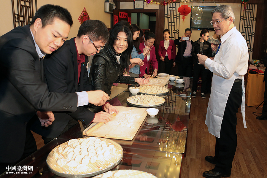 包餃子貼春聯 張志軍與臺灣青年一起向兩岸同胞拜年