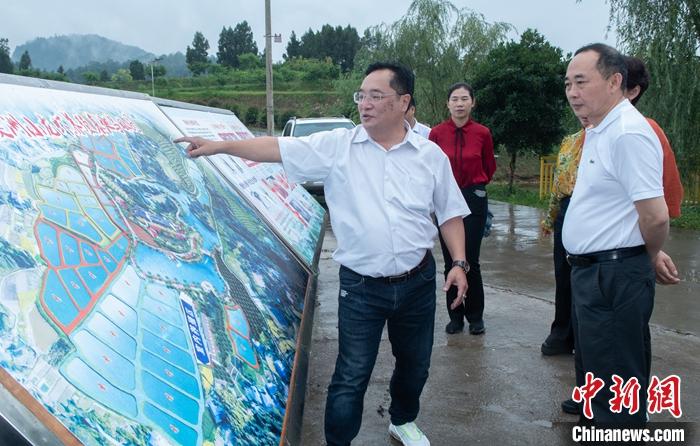 圖為6月9日，蔡政諭(左一)向四川臺資農業企業委員會成員、臺灣青創園臺商負責人以及“臺資農業企業委員會服務基層面對面—川東北行”活動主辦方代表介紹在當地養殖小龍蝦的情況。 <a target='_blank' href='http://big5.chinataiwan.cn/gate/big5/www.chinanews.com/'><p  align=