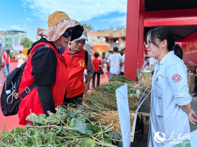 現場佈置的名優特産展示、中草藥科普區及義診服務，吸引了眾多民眾參觀、體驗。人民網 蘇海森攝