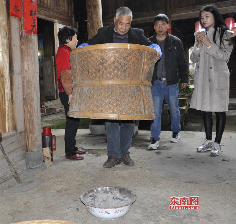 全國網路媒體走進蕉城“天山茶舍” 體驗傳統制茶工藝