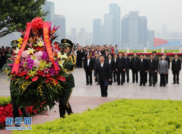 資料圖：2012年12月8日，習近平在深圳蓮花山公園向鄧小平銅像敬獻花籃。