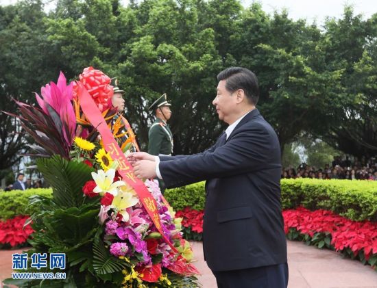 12月7日至11日，中共中央總書記、中央軍委主席習近平在廣東省考察工作。這是習近平在深圳蓮花山公園向鄧小平銅像敬獻花籃。蘭紅光攝圖片來源：新華網