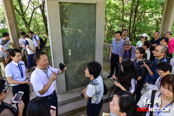 長沙市市委宣傳部長沙會戰專家顧慶豐在會戰紀念碑前向記者講述四次長沙會戰的情況。