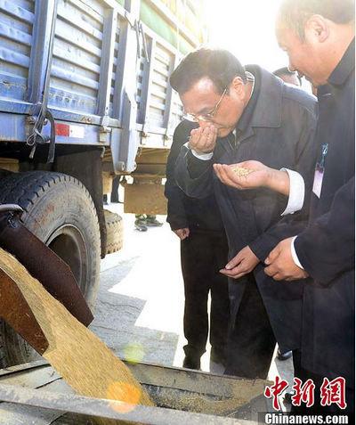 11月4日，國務院總理李克強來到今夏曾遭受特大洪水襲擊的黑龍江撫遠縣查看糧食收儲情況。劉震 攝