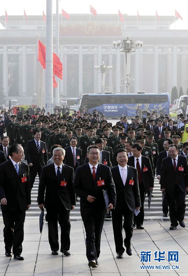 10月24日,中國共産黨第十九次全國代表大會在北京人民大會堂舉行閉幕會。這是代表步入會場。 新華社記者 殷剛 攝