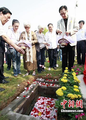 臺灣作家柏楊遺骨在河南新鄭安葬(組圖)