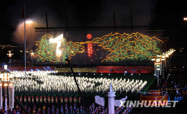 10月1日，首都各界慶祝中華人民共和國成立60週年聯歡晚會在北京天安門廣場舉行。這是煙花繪畫網幕首次呈現2250平方米“錦繡河山”圖。