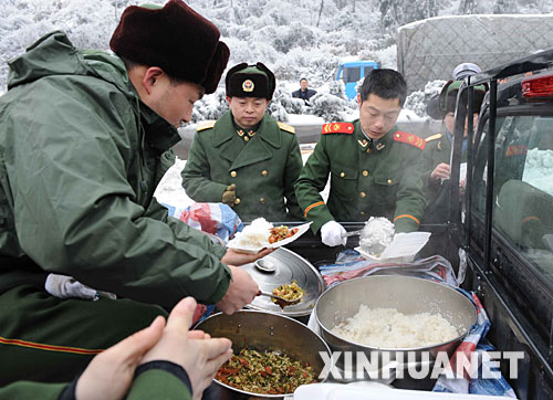 　2月2日，湖南消防總隊郴州消防支隊的官兵在京珠高速公路堵車現場吃午飯。     由於冰雪天氣造成京珠高速公路嚴重堵車，湖南消防總隊郴州消防支隊300多名官兵十幾天來在京珠高速公路郴州段搶險救援，為被堵車輛的司機排憂解難。 　