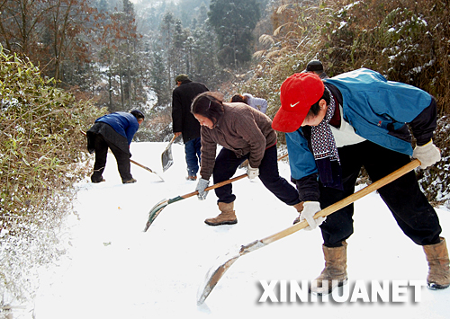 四川宣漢縣君塘鎮黨員幹部在清除公路積雪（1月30日攝）。 1月11日以來，在素有“天府之國”美譽的四川，大部分地區出現了罕見的持續強降溫雨雪過程。全省19個市（州）、99個縣（市、區）遭受了50年來歷史同期最嚴重的雨雪冰凍災害，1030多萬人不同程度受災，群眾生産生活和經濟社會受到嚴重影響。     在罕見的大災面前，四川省委、省政府提出了“六個確保”，各級各有關部門按照要求迅速派出人員趕赴災區抗擊冰雪，確保受災群眾基本生活得到保障，確保交通暢通和春運正常，確保供水、供電、供氣和通信正常運作，確保災區物價穩定和社會穩定，確保把災害降低到最低限度，確保做好災後生産和抗災自救等各項準備工作。 新華社發