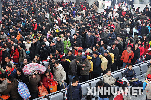 1月31日，旅客在武昌火車站候車大廳候車。當天，經過鐵路職工和社會各界的努力，滯留武昌火車站的旅客全部安全疏散完畢，從該站始發的旅客列車也在逐步恢復正常運作。 新華社記者 杜華舉 攝