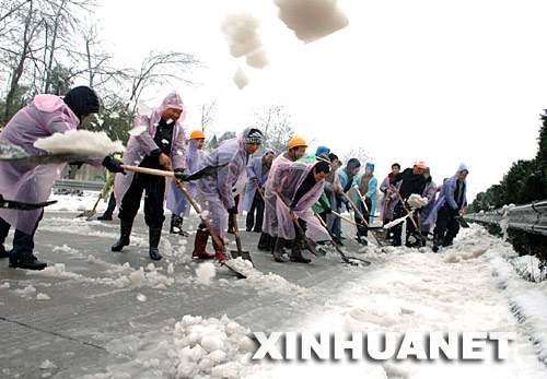 2月1日，湖南省衡陽市湘江鄉茅葉村村民在衡棗高速路上鏟雪清路。 當日，湖南省衡陽市又降大雪，當地立即組織近萬人上街、上高速路鏟冰掃雪，保障市民日常生活和城市道路交通。