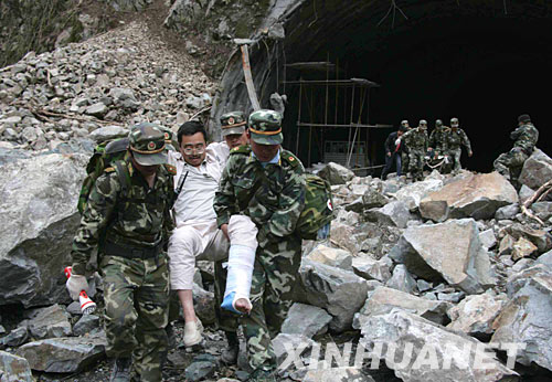 5月21日，特警隊員和增援的官兵一起抬著傷員走向直升機。當日，武警四川總隊總隊長王佐明帶領特警隊員乘坐直升機前往汶川縣映秀鎮，營救被困在蟠龍山隧道和耿達電站中的受傷群眾。因蟠龍山地形複雜，直升機在峽谷中盤旋半個小時找不到降落點，武警官兵採取繩降、跳降結合方式，從空中懸停直升機上跳下開展搜救行動。