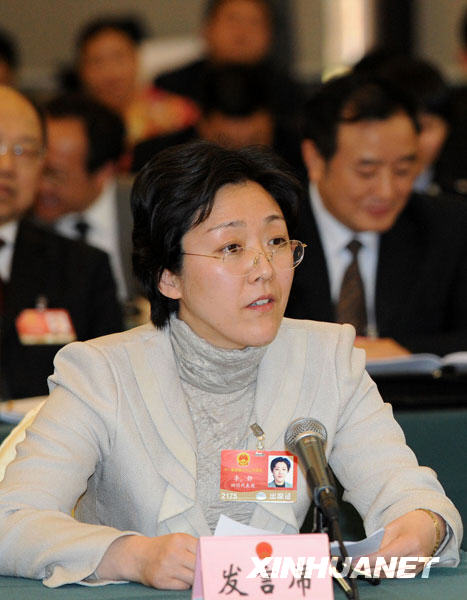 來自四川的全國人大代表李靜建議，儘快將四川重點生態公益林納入全國森林生態效益補償範圍；將川西北地區防沙治沙納入國家重點治理工程；加大鞏固四川民族地區退耕還林成果的政策傾斜力度。