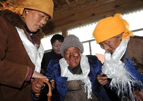 資料圖片：阿麥次仁老人（右二）的女兒倉決（右一）、外孫女曉白扶著她散步（2008年3月拍攝）。新華社記者 索朗羅布 攝