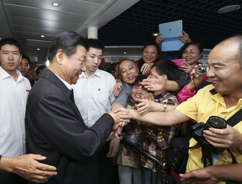 2014年11月1日上午，習近平總書記在平潭海峽高速客運碼頭登上“海峽號”客輪與赴臺的兩岸旅客握手交流。
