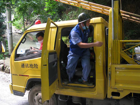 震區各地沿線隨處可見通信搶修車