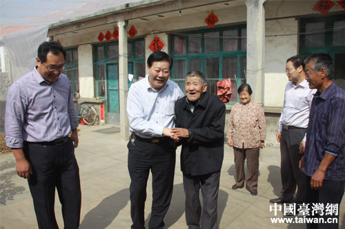 市臺辦主任康義軍看望慰問日照國際海洋城濤雒鎮尹家廒頭二村臺屬尹相溪