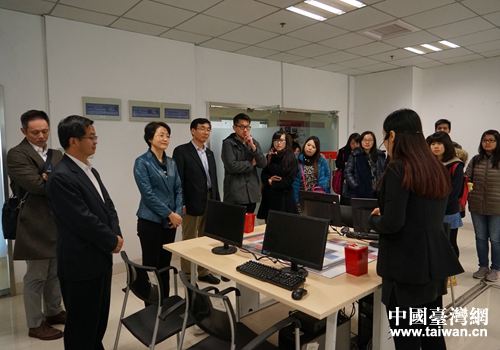 臺灣大學生在海峽兩岸青年創業基地--青島大學生創業孵化中心考察