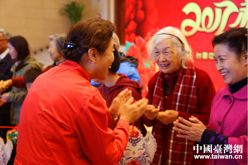 市臺聯會長蘇輝向在京臺胞家庭拜年並送花燈