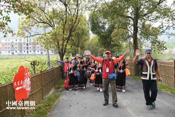 圖為南投基層交流團遊覽鸕鳥梨園