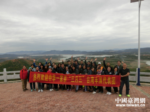 花蓮縣豐濱鄉少數民族代表團在芒果示範區合影