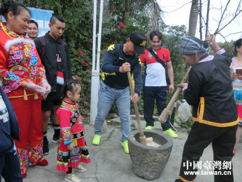 臺灣少數民族與賴浩村民一起打糍