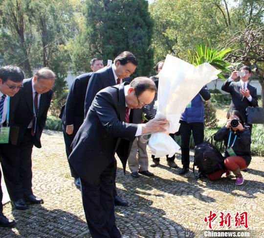 圖為蔣孝嚴在蔣氏故居豐鎬房祭祖並赴摩訶殿掃墓.　林波　攝src=