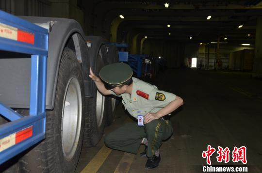 邊檢官兵對中“遠之星”輪貨倉實施檢查