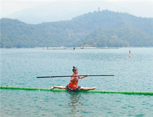 貴州選手“獨竹漂”橫渡日月潭 驚呆臺灣民眾