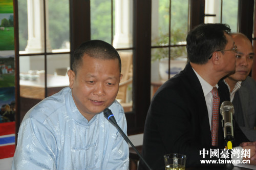 海南省作家協會主席孔見（左）發言