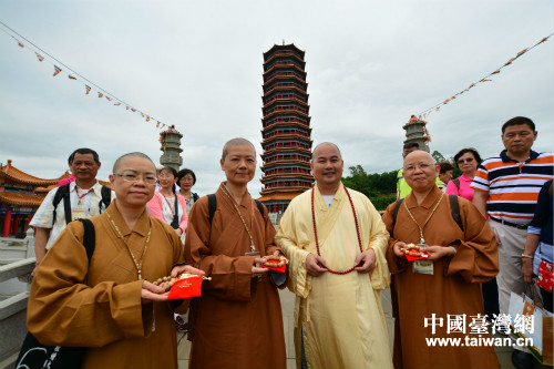 4月12日上午，澄邁金山寺昌樂法師（前排左三）會見參訪團