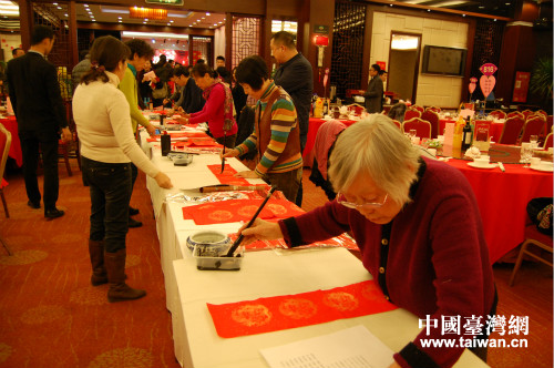 鄭州市女子書畫家協會為臺胞義務寫春聯