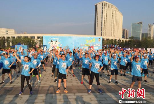 海峽兩岸千余民眾長沙開跑半程馬拉松趙帥鄭姝音領跑