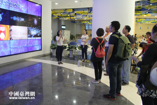 圖為大家參觀騰訊眾創空間。