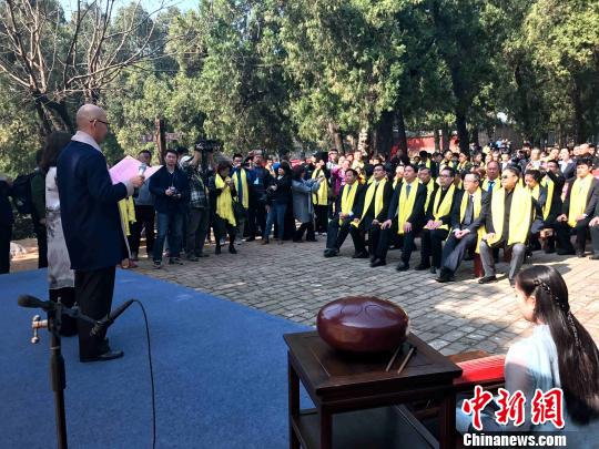 孔垂長等參加春季祭孔大典的社會各界人士在尼山書院前，欣賞“文化中國�書香尼山”詩詞朗誦活動