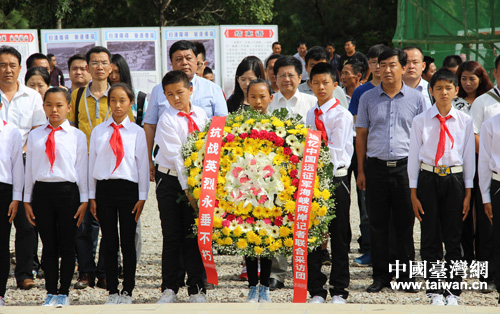 海峽兩岸記者聯合採訪團和當地學生一道公祭中國遠征軍抗日英烈