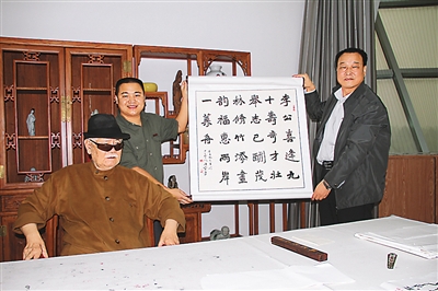 高唐縣的書畫家為李奇茂（左一）祝九十大壽並賦詩。