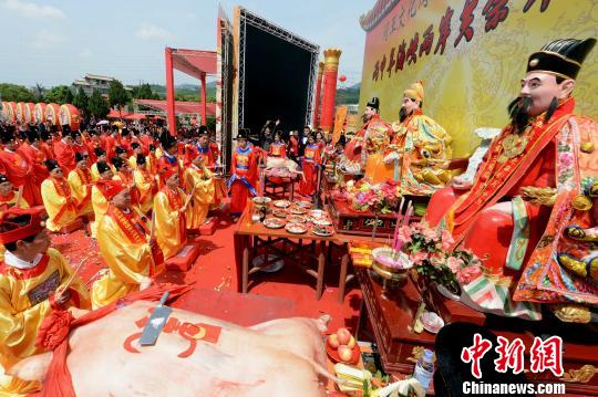 大典循上香、獻三牲及五穀、行初獻禮、恭讀祝文行亞獻禮、行終獻禮、引福受胙、夢帛望瘞、辭神等古禮進行。　記者劉可耕 攝