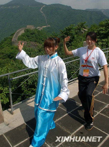 7月15日，臺灣輔仁大學學生謝立詩（右）在學打太極拳。當日，近千名來自北京和臺灣兩地的學生在北京慕田峪長城參加“兩岸青年舞動太極聚長城”活動。