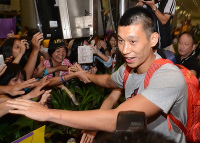 林書豪抵達臺灣，在機場受到粉絲熱情迎接。