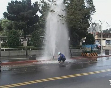 消防栓被倒車撞斷瞬間變大噴泉（圖）