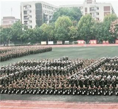 高校軍訓匯演 1600名女生再現活字印刷