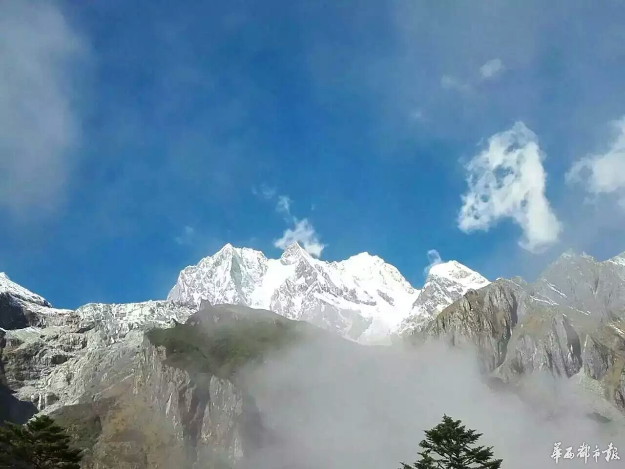 震撼！四川海螺溝現巨型“狼圖騰”景觀