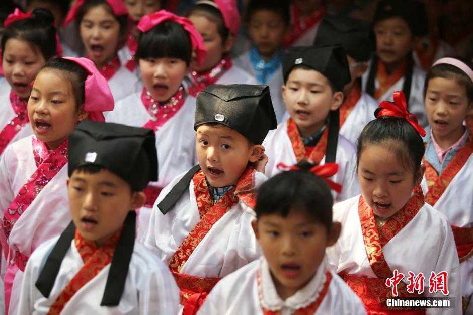 南京小學生著漢服行十歲成長禮