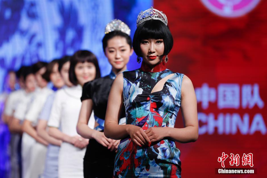 外交官服裝大賽在北京舉行