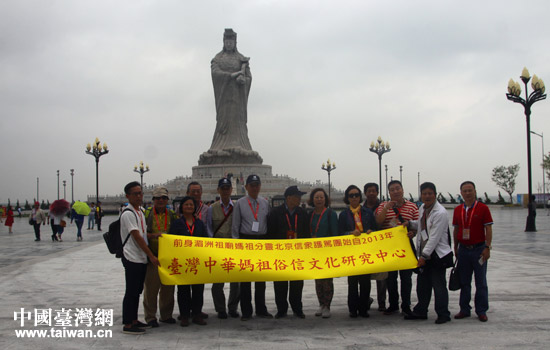 兩岸嘉賓在媽祖聖像前合影。